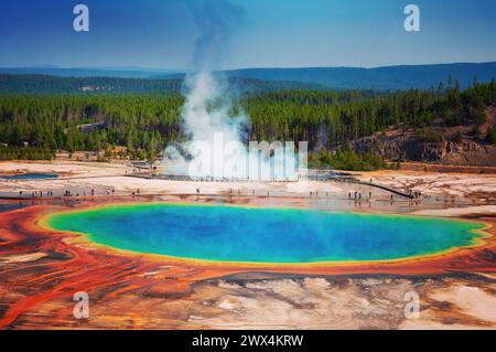 Grand Prismatic Spring situé dans le parc national de Yellowstone, Wyoming Banque D'Images