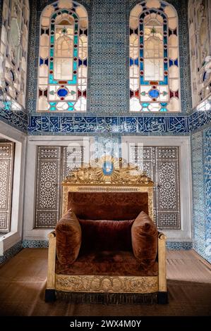 Trône du sultan Mahmoud II au kiosque de Bagdad, Palais Topkapı, Istanbul, Turquie Banque D'Images