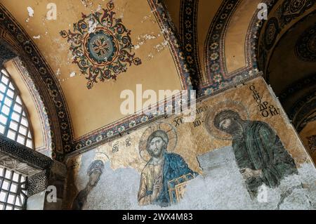 Mosaïque de la Deesis au premier étage du Musée Sainte-Sophie avant sa transformation en mosquée, Istanbul, Turquie Banque D'Images