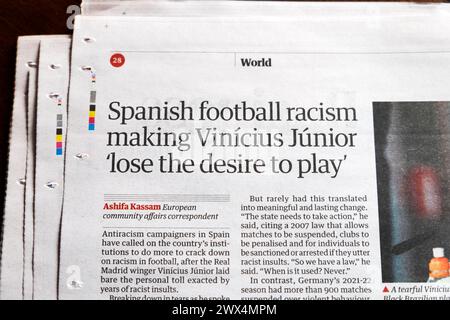 "Le racisme du football espagnol fait perdre à Vinícius Júnior l'envie de jouer" titre du journal Guardian 26 mars 2024 article sportif Londres Royaume-Uni Banque D'Images