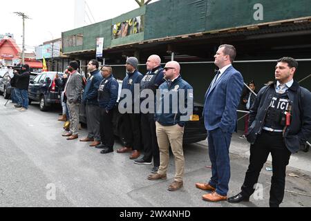 27 mars 2024, %G : (nouveau) policier abattu à New York. Marcch 27th 2024, Far Rockaway, Queens, New York, États-Unis. Jonathan Diller, 31 ans, officier du NYPD, a été tué lors d'un arrêt de circulation dans le Queens, New York.&#XA;les deux suspects arrêtés pour le crime, Guy Rivera (le tireur) et Lindy Jones, le conducteur du véhicule. Jones est accusé de possession criminelle d'un wepon et de possession d'une arme à feu abîmée, ce qui signifie que c'était une arme fantôme. Les deux hommes ont de longs antécédents criminels. Jones a été emmené aujourd'hui au central de réservation (voir photos)&#XA;Credit Victor M. Matos/Thenews2 (Foto : Victor M. Matos/thenew Banque D'Images