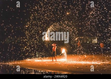 Koh Chang, Thaïlande. 03 janvier 2024. Une danse du feu est exécutée sur la partie sablonneuse d'un lagon sur l'île de Koh Chang. Les spectacles du feu, également appelés danse du feu, sont profondément enracinés dans la culture thaïlandaise et ont ses origines dans les rituels et traditions anciens. L'art de la danse du feu était autrefois exclusif aux temples et aux cérémonies religieuses, mais, au fil du temps, la danse du feu a évolué pour devenir une forme de divertissement, captivant les habitants et les touristes. (Photo de Nathalie Jamois/SOPA images/SIPA USA) crédit : SIPA USA/Alamy Live News Banque D'Images