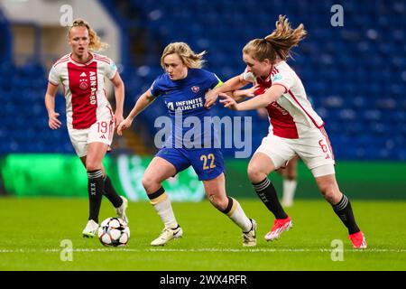 Londres, Royaume-Uni. 27 mars 2024. Erin Cuthbert de Chelsea (au centre) ressent la pression de Tiny Hoekstra de l'Ajax (à gauche) et Jonna van de Velde de l'Ajax (à droite) lors du Chelsea FC Women v Ajax Women's Champions League Quarter-final de la 2e manche de l'UEFA Women's Champions League à Stamford Bridge, Londres, Angleterre, Royaume-Uni le 27 mars 2024 Credit: chaque deuxième Media/Alamy Live News Banque D'Images