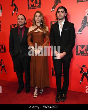 Londres, Royaume-Uni. 27 mars 2024. Michael Jackson enfants Bigi Jackson, Paris Jackson et Prince Jackson assistent à la soirée d'ouverture de la production britannique de Broadway - MJ the musical au Prince Edward Theatre. Crédit : Voir Li/Picture Capital/Alamy Live News Banque D'Images