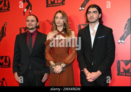 Londres, Royaume-Uni. 27 mars 2024. Michael Jackson enfants Bigi Jackson, Paris Jackson et Prince Jackson assistent à la soirée d'ouverture de la production britannique de Broadway - MJ the musical au Prince Edward Theatre. Crédit : Voir Li/Picture Capital/Alamy Live News Banque D'Images