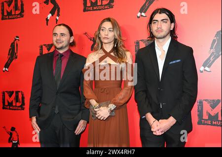 Londres, Royaume-Uni. 27 mars 2024. Michael Jackson enfants Bigi Jackson, Paris Jackson et Prince Jackson assistent à la soirée d'ouverture de la production britannique de Broadway - MJ the musical au Prince Edward Theatre. Crédit : Voir Li/Picture Capital/Alamy Live News Banque D'Images