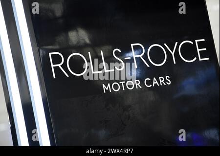 New York, États-Unis. 27 mars 2024. Logo Rolls-Royce, constructeur automobile de luxe, exposé lors de la journée de presse du salon international de l'auto de New York 2024 au Jacob Javitz Convention Center, New York, NY, le 27 mars 2024. (Photo par Anthony Behar/Sipa USA) crédit : Sipa USA/Alamy Live News Banque D'Images