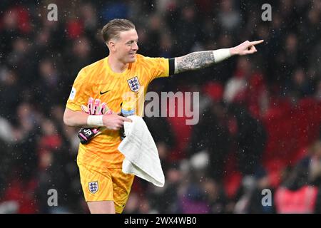 Le gardien de but Jordan Pickford (1 Angleterre) fait des gestes lors du warrn Up lors du match international de la Société Alzheimer entre l'Angleterre et la Belgique au stade de Wembley, Londres, mardi 26 mars 2024. (Photo : Kevin Hodgson | mi News) crédit : MI News & Sport /Alamy Live News Banque D'Images