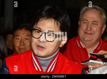 Han Dong-hoon, chef par intérim du Parti du pouvoir populaire (PPP) au pouvoir, a fait campagne pour soutenir les candidats du Parti du pouvoir populaire (PPP) pour les élections législatives du 10 avril au marché de gros de l'agriculture et de la pêche de Garak à Séoul. Les élections législatives débutent le 28 mars avec une course de 13 jours jusqu'à la veille des élections. La course a été largement axée sur une confrontation entre le Parti du pouvoir populaire (PPP) au pouvoir, qui cherche à ajouter plus de sièges, et le principal parti d'opposition, le Parti démocratique (DP), qui cherche à conserver sa majorité au parlement. (Photo Kim Jae-Hwan/SOPA images/Sipa USA) Banque D'Images