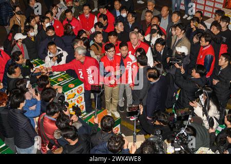 Han Dong-hoon (C), chef par intérim du Parti du pouvoir populaire (PPP) au pouvoir, avec des candidats, fait campagne pour soutenir les candidats du Parti du pouvoir populaire (PPP) pour les élections législatives du 10 avril au marché de gros de l'agriculture et de la pêche de Garak à Séoul. Les élections législatives débutent le 28 mars avec une course de 13 jours jusqu'à la veille des élections. La course a été largement axée sur une confrontation entre le Parti du pouvoir populaire (PPP) au pouvoir, qui cherche à ajouter plus de sièges, et le principal parti d'opposition, le Parti démocratique (DP), qui cherche à conserver sa majorité au parlement. (Photo Kim Jae-Hwan/SOPA images/si Banque D'Images