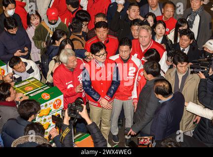 Han Dong-hoon (C), chef par intérim du Parti du pouvoir populaire (PPP) au pouvoir, avec des candidats, fait campagne pour soutenir les candidats du Parti du pouvoir populaire (PPP) pour les élections législatives du 10 avril au marché de gros de l'agriculture et de la pêche de Garak à Séoul. Les élections législatives débutent le 28 mars avec une course de 13 jours jusqu'à la veille des élections. La course a été largement axée sur une confrontation entre le Parti du pouvoir populaire (PPP) au pouvoir, qui cherche à ajouter plus de sièges, et le principal parti d'opposition, le Parti démocratique (DP), qui cherche à conserver sa majorité au parlement. (Photo Kim Jae-Hwan/SOPA images/si Banque D'Images