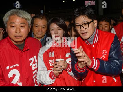 Han Dong-hoon (à droite), chef par intérim du Parti du pouvoir populaire (PPP) au pouvoir, avec des candidats, fait campagne pour soutenir les candidats du Parti du pouvoir populaire (PPP) pour les élections législatives du 10 avril au marché de gros de l'agriculture et de la pêche de Garak à Séoul. Les élections législatives débutent le 28 mars avec une course de 13 jours jusqu'à la veille des élections. La course a été largement axée sur une confrontation entre le Parti du pouvoir populaire (PPP) au pouvoir, qui cherche à ajouter plus de sièges, et le principal parti d'opposition, le Parti démocratique (DP), qui cherche à conserver sa majorité au parlement. (Photo Kim Jae-Hwan/SOPA images/si Banque D'Images