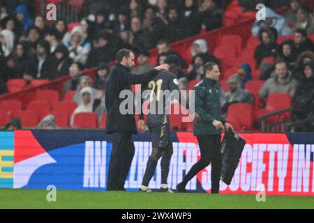 Le manager Gareth Southgate (manager Angleterre) met le bras autour de Kobbie Mainoo en remplacement lors du match international de la Société Alzheimer entre l'Angleterre et la Belgique au stade de Wembley, Londres, mardi 26 mars 2024. (Photo : Kevin Hodgson | mi News) crédit : MI News & Sport /Alamy Live News Banque D'Images