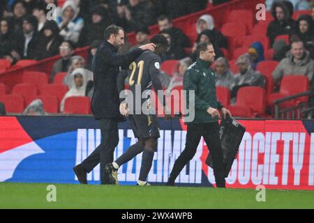 Le manager Gareth Southgate (manager Angleterre) met le bras autour de Kobbie Mainoo en remplacement lors du match international de la Société Alzheimer entre l'Angleterre et la Belgique au stade de Wembley, Londres, mardi 26 mars 2024. (Photo : Kevin Hodgson | mi News) crédit : MI News & Sport /Alamy Live News Banque D'Images