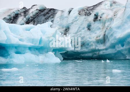 Un iceberg en Islande. Un iceberg qui coule dans la lagune de Jokulsarlon, détaché du front du glacier. Banque D'Images