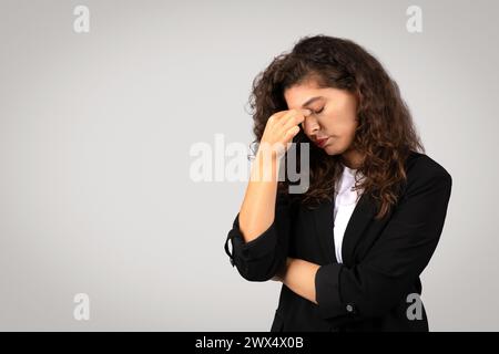 Femme cachant le visage avec sa main dans le désespoir Banque D'Images