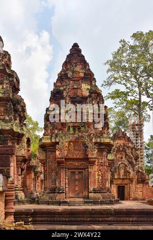 Une des tours de Banteay Srei à Angkor, Cambodge Banque D'Images