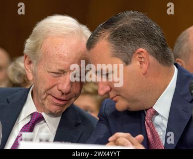 Washington, États-Unis d'Amérique. 20 juillet 2017. L'ancien sénateur américain Joe Lieberman (démocrate indépendant du Connecticut) et le sénateur américain Ted Cruz (républicain du Texas) ont une discussion devant la Commission des relations étrangères du Sénat américain sur plusieurs nominations d'ambassadeurs au Capitole à Washington, DC, le jeudi 20 juillet 2017. Crédit : Ron Sachs/CNP/Sipa USA crédit : Sipa USA/Alamy Live News Banque D'Images