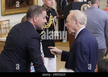 Washington, États-Unis d'Amérique. 07 juillet 2022. Hunter Biden, à gauche, et l’ancien sénateur américain Joseph Lieberman (démocrate du Connecticut) conversent en attendant l’arrivée du président américain Joe Biden qui remettra la Médaille de la liberté à dix-sept lauréats lors d’une cérémonie dans la salle est de la Maison Blanche à Washington, DC le jeudi 7 juillet 2022. Crédit : Chris Kleponis/CNP/Sipa USA crédit : Sipa USA/Alamy Live News Banque D'Images