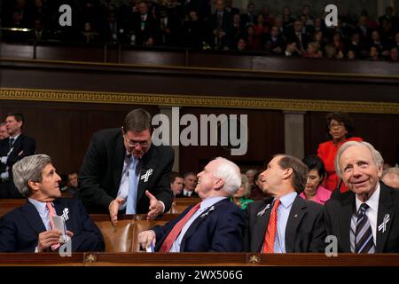 De gauche à droite : le sénateur américain John Kerry (démocrate du Massachusetts), le représentant américain Michael Burgess (républicain du Texas), le sénateur américain John McCain (républicain de l'Arizona), le sénateur américain Tom Udall (démocrate du Nouveau-Mexique), et le sénateur américain Joe Lieberman (démocrate indépendant du Connecticut) parlent dans la Chambre des députés avant le début du discours sur l'état de l'Union du président américain Barack Obama au Capitole des États-Unis, à Washington, DC, mardi 25 janvier, 2010. crédit obligatoire : David Lienemann - Maison Blanche via CNP/SIPA USA Banque D'Images