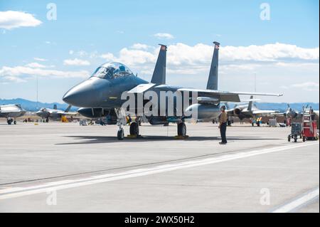 Le F-15E Strike Eagle de l'US Air Force se prépare à décoller en soutien au Red Flag 24-2 à la base aérienne de Nellis, Las Vegas, Nevada, le 13 mars 2024. Red Flag est une occasion d'accroître notre coopération, notre collaboration et notre interopérabilité pour dissuader nos adversaires. (Photo de l'US Air Force par l'aviateur principal Xavier Wilson) Banque D'Images