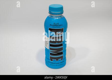 Prime est une gamme de boissons pour sportifs, de mélanges de boissons et de boissons énergisantes créée et commercialisée par Prime Hydration, LLC. Arôme framboise bleu. Banque D'Images