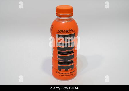 Prime est une gamme de boissons pour sportifs, de mélanges de boissons et de boissons énergisantes créée et commercialisée par Prime Hydration, LLC. Aromatisé à l'orange. Banque D'Images