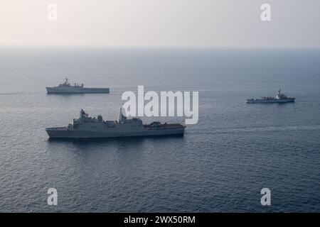 Navire de transport amphibie de classe San Antonio USS Somerset (LPD 25), République d'Inde navire de transport amphibie INS Jalashwa (L41) et navire de débarquement de chars de classe Shardul INS Kesari (L15) en formation alors qu'il était en cours dans la baie du Bengale, Mar. 26, 2024, lors de l'exercice Tiger TRIUMPH 2024. Tiger TRIUMPH est un exercice amphibie de trois services entre les États-Unis et l'Inde axé sur l'aide humanitaire et la préparation et l'interopérabilité des secours en cas de catastrophe. (Photo de l'US Navy par Evan Diaz, spécialiste des communications de masse, 2e classe) Banque D'Images