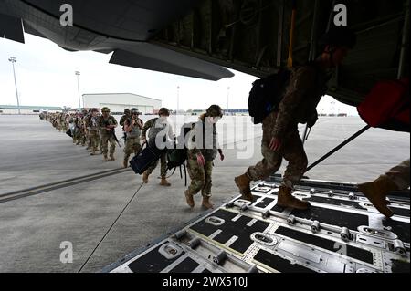Les aviateurs de l'US Air Force participent à l'exercice Agile Flag 23-1 à la base opérationnelle principale, le 3 mars 2023, à Savannah, en Géorgie Dirigé par la 366th Fighter Wing, aviateurs du 4th Fighter Squadron, 820th base Defense Group, 52nd combat Communications Squadron, 186th Airlift Squadron, 103rd Airlift Squadron, 314th Airlift Wing, 621st Contingency Response Squadron, Air Force National Tactical Integration, 53rd Air Traffic Control Squadron et 70th Intelligence, surveillance and reconnaissance Wing a travaillé ensemble dans une démonstration d'agilité pour agir comme une force mortelle, prête à tous les défis à l'horizon. (ÉTATS-UNIS Banque D'Images