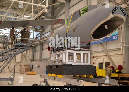 Des aviateurs du 22nd maintenance Group préparent un KC-46A Pegasus pour une installation de Wing Aerial Reaveling Pod (WARP) le 5 mars 2024 à McConnell Air Force base, Kansas. Les Warps sont une fonctionnalité optionnelle qui a été incluse dans la conception originale du KC-46 et les certifications sont en cours d'élaboration depuis 2019. Les Warps sont montés sur les ailes de l’avion et permettent au KC-46 de ravitailler deux avions simultanément. (Photo de l'US Air Force par Airman 1st Class Gavin Hameed) Banque D'Images