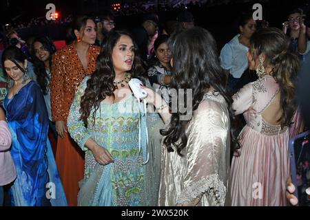 Mumbai, Inde. 27 mars 2024. L'actrice de télévision indienne Sanjeeda Sheikh, les acteurs de bollywood Sonakshi Sinha, Richa Chadha (C), l'actrice népalaise Manisha Koirala et l'actrice Sharmin Segal (d) vus lors d'un événement promotionnel de leur prochaine série télévisée Netflix 'Heeramandi : le bazar du diamant' à Mumbai. Crédit : SOPA images Limited/Alamy Live News Banque D'Images