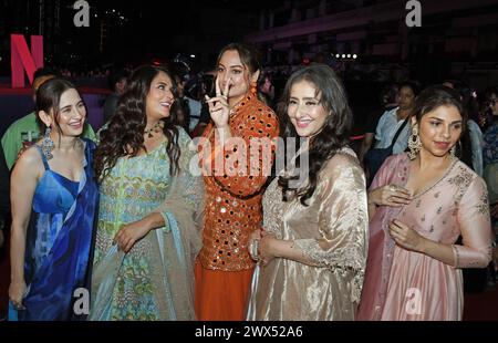 Mumbai, Inde. 27 mars 2024. L'actrice de télévision indienne Sanjeeda Sheikh, les acteurs de bollywood Richa Chadha, Sonakshi Sinha (C), l'actrice népalaise Manisha Koirala et l'actrice Sharmin Segal (d) posent pour une photo lors d'un événement promotionnel de leur prochaine série télévisée Netflix 'Heeramandi : le bazar du diamant' à Mumbai. (Photo par Ashish Vaishnav/SOPA images/SIPA USA) crédit : SIPA USA/Alamy Live News Banque D'Images