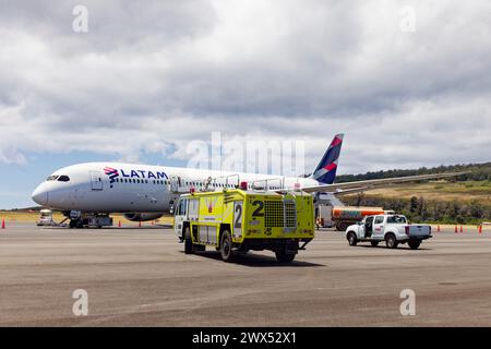 Île de Pâques, Chili. 31 décembre 2023. Un avion LATAM Airline sur le tarmac de l'aéroport international Mataveri le 31 décembre 2023 à l'île de Pâques. Banque D'Images