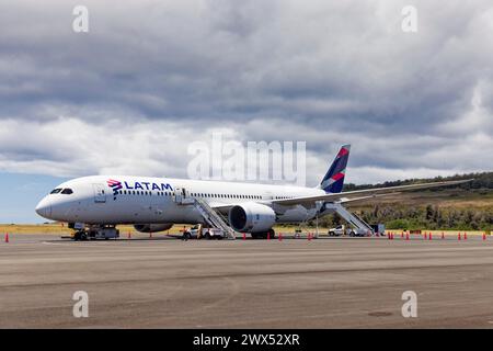 Île de Pâques, Chili. 31 décembre 2023. Un avion LATAM Airline sur le tarmac de l'aéroport international Mataveri le 31 décembre 2023 à l'île de Pâques. Banque D'Images