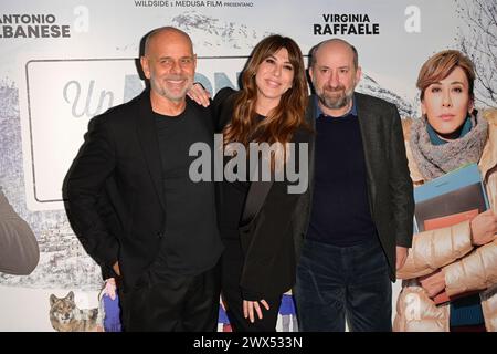 Rome, Italie. 27 mars 2024. Riccardo Milani (à gauche), Virginia Raffaele (c) et Antonio Albanese (à droite) assistent à la première du film 'un mondo a parte' au Cinéma Adriano. Crédit : SOPA images Limited/Alamy Live News Banque D'Images