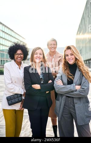 Portrait un groupe d'entreprises multiraciales autonomes seulement des femmes d'âges divers Banque D'Images