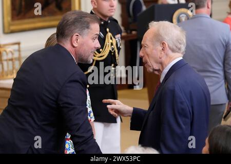 Hunter Biden, à gauche, Et l'ancien sénateur américain Joseph Lieberman (démocrate du Connecticut) se confond en attendant l'arrivée du président américain Joe Biden qui présentera la Médaille de la liberté à dix-sept récipiendaires lors d'une cérémonie à la salle est de la Maison Blanche à Washington, DC jeudi, 7 juillet 2022. Crédit: Chris Kleponis/CNP Banque D'Images