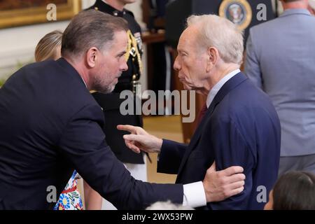 Hunter Biden, à gauche, Et l'ancien sénateur américain Joseph Lieberman (démocrate du Connecticut) se confond en attendant l'arrivée du président américain Joe Biden qui présentera la Médaille de la liberté à dix-sept récipiendaires lors d'une cérémonie à la salle est de la Maison Blanche à Washington, DC jeudi, 7 juillet 2022. Crédit: Chris Kleponis/CNP Banque D'Images