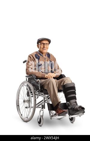 Homme âgé avec une attelle de jambe assis dans un fauteuil roulant isolé sur fond blanc Banque D'Images