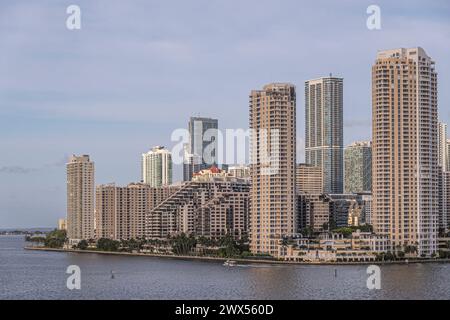 Miami, Floride, États-Unis - 29 juillet 2023 : immeubles de grande hauteur sur l'île de Brickell Key sous le ciel bleu clair du matin. La statue Centinel entre Tequesta poi Banque D'Images