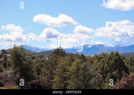 Vue sur les montagnes Mazatzal avec un peu de neige sur les sommets du sentier Rumsey Park à Payson, Arizona. Banque D'Images