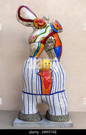 Poète de sculpture en mosaïque colorée et Muse près du musée Mingei, parc Balboa créé par le sculpteur franco-américain Niki de Saint Phalle. Plan vertical. San Banque D'Images