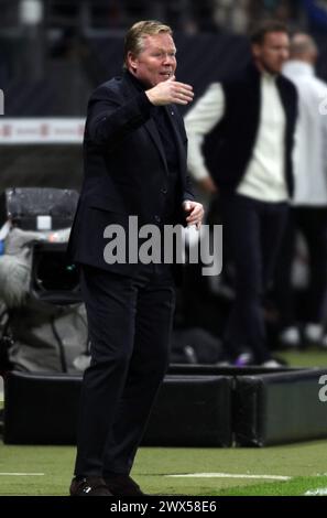 Francfort, Allemagne - 26. MARS 2024 : ENTRAÎNEUR des pays-Bas : Ronald KOEMAN avant le match amical de football entre l'équipe nationale d'ALLEMAGNE et l'équipe nationale des PAYS-BAS au Frankurt Football Stadium à Francfort-sur-le-main le 26. Mars 2024, - Allemagne vs PAYS-BAS - - die Deutsche Fussball Nationalmannschaft beim Freundschaftsspiel gegen Holland à Francfort-sur-le-main. L'équipe d'Allemagne de Football a jouŽ dans un match amical a Francfort contre l'ƒquipe nationale des pays Bas. (Photo et copyright @ Arthur THILL/ATP images (THILL Arthur/ATP/SPP) Banque D'Images