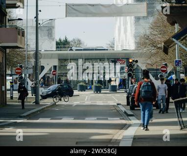 Haguenau, France - 20 mars 2024 : à midi, des foules traversent la partie centrale de la ville de Haguenau, en direction de la Gare de Haguenau, dépeignant la vie urbaine animée et les trajets quotidiens Banque D'Images