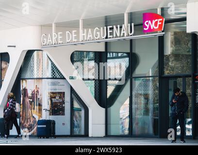 Haguenau, France - 20 mars 2024 : entrée de la Gare de Haguenau avec signalisation SNCF, où les voyageurs se rassemblent, reflétant le mouvement quotidien des personnes à la gare Banque D'Images