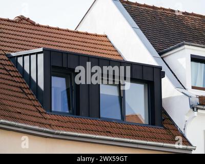 Deux fenêtres vintage sur le mur de briques altérées d'un ancien bâtiment, affichant un aperçu de l'histoire et du caractère. Banque D'Images