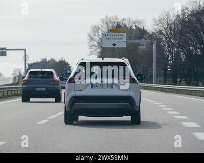 Haguenau, France - 20 mars 2024 : une gamme de véhicules dont un VUS Volvo sur une route autoroutière en France mettant en valeur la circulation et les transports quotidiens Banque D'Images