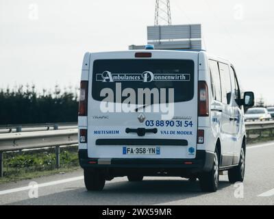 Haguenau, France - 20 mars 2024 : une ambulance Renault trafic par ambulances Donnenwirth à Haguenau avec les coordonnées visibles, fournissant des services d'urgence Banque D'Images