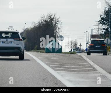 Haguenau, France - 20 mars 2024 : voitures dont un Toyota RAV4 argenté circulant sur une autoroute près de Haguenau, France, sous ciel clair Banque D'Images