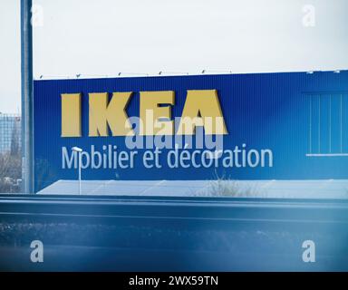 Strasbourg, France - 20 mars 2024 : panneau bleu massif portant le mot IKEA bien en vue sur le côté d'un bâtiment. Banque D'Images